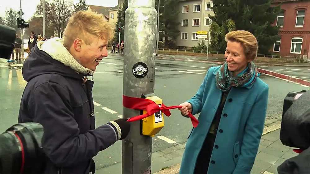Германија: семафор со видеоигра за луѓе од двете страни на улицата