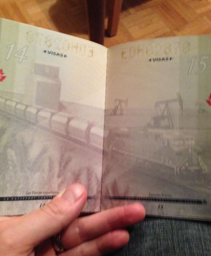 Канадските пасош откриваат скриени слики под УВ светлина