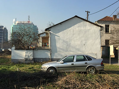 Слика 5. Куќа и двор и дрво: една од последните куќи во Ново маало, Скопје, Декември 2015