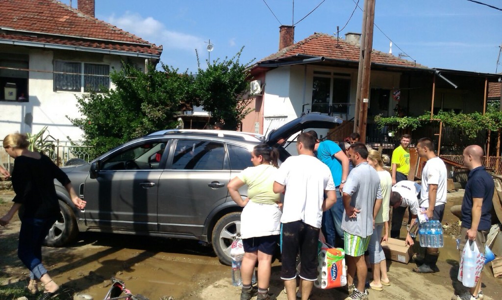 Волонтери делат помош по поплава