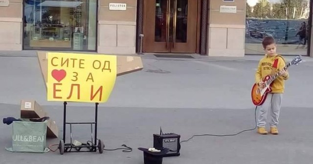 Малиот Јован свири за неговата другарка Ели