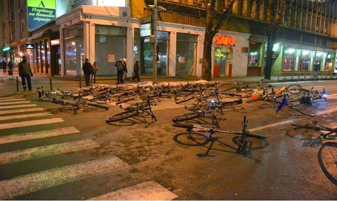 Симболичен приказ – што би се случило ако велосипедистите би им го попречувале движењето на колите, паркирани на коловозна лента.
