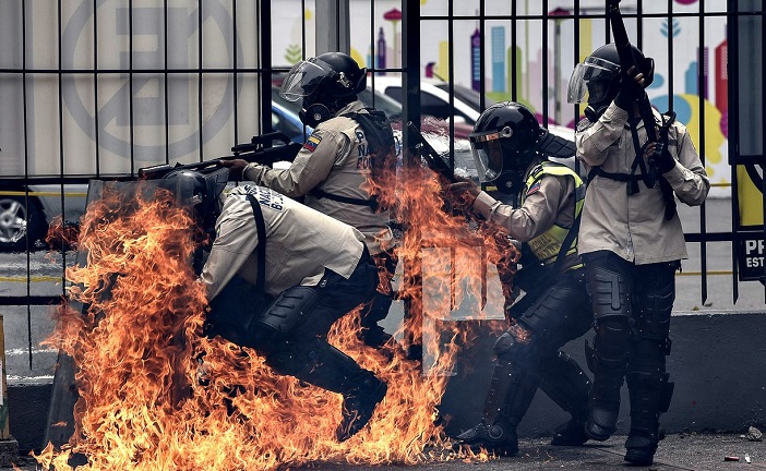 Безбедносните сили на Венецуела погодени со молотов коктел ФОТО: АФП
