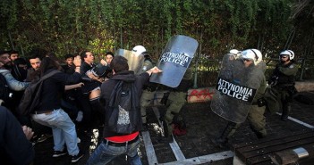 Грчката полиција употреби солзавец против студентите кои протестираа во Атина