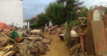 Комисија ја проценува штетата од поплавите, комуналците бараат помош, граѓани пливаат во отпад