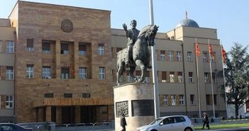 За што, според Уставот, е потребно двотретинско мнозинтво во Собранието