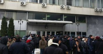 Протест пред ССМ против Митревски, полицијата не пушта синдикалци да влезат во зградата