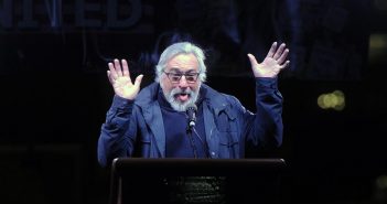Роберт Де Ниро, Мајкл Мур, Шер и Алек Болдвин на протест спроти инаугурацијата на Трамп