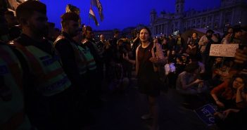 Илјадници демонстранти протестираа за поддршка на ЦЕУ, бараат да престанат нападите врз универзитетот