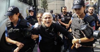 Турската полиција уапсила 50 лица и употребила солзавец на протест на мајки
