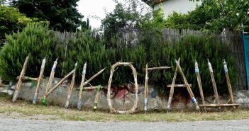 „Никогаш Засекогаш“ – инсталација од природни материјали и отпад најден на брегот на Охридското езеро