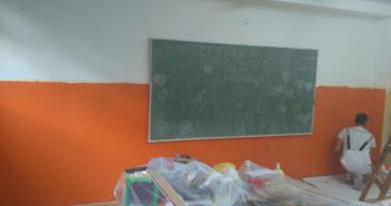 Родители ги крпат дотраените училници, учениците од „Димитар Македонски“ и годинава ќе учат во старите бараки