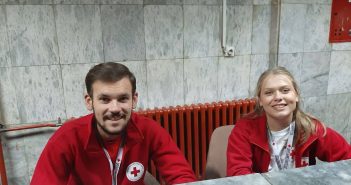 Волонтери од Црвен крст им помагаат на граѓани полесно да се снајдат низ универзитетските клиники