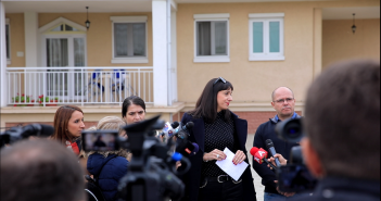 Протест против мал групен дом со три деца во Визбегово, институциите повикуваат на надминување на предрасудите