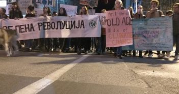 Младите го предводат маршот за чист воздух – „Сакам да дишам“, „Нема воздух, нема мир!“