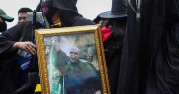 Демонстранти во Тајланд отворено ја критикуваат монархијата – на протестот се маскираа како ликови од „Хари Потер“
