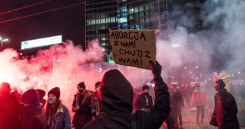 Нови протести во Полска – стапува на сила законот кој речиси целосно забранува абортус