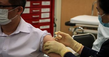 Работодавците во Узбекистан со нов закон можат да отпуштаат невакцинирани вработени