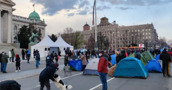 Со шатори пред парламентот српските фриленсери протестираат против нов данок