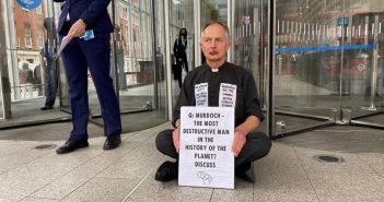 Свештеник си ја соши устата во протест поради замолчување на климатската наука