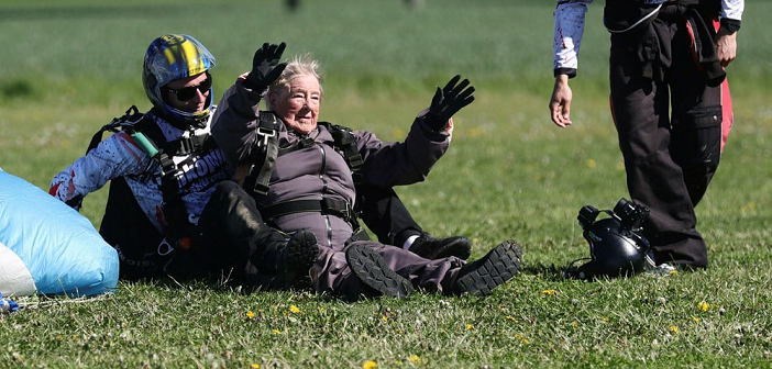 Видео] 103-годишна Швеѓанка постави рекорд за најстара падобранка на светот