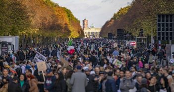Десетици илјади луѓе протестираа во Берлин за смена на власта во Иран