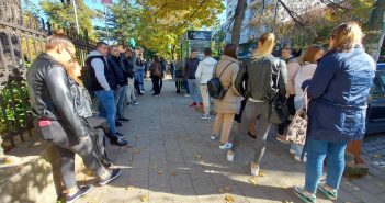 Студентите на ФБЕ без настава, Управата вели студиите ќе продолжат, а МОН бара одземање на дозволата за работа