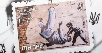 Украина го испечати муралот на Бенкси како поштенска марка