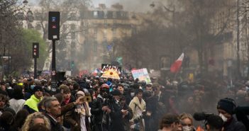 Макрон ја потпиша пензиската реформа и покрај масовните протести во Франција