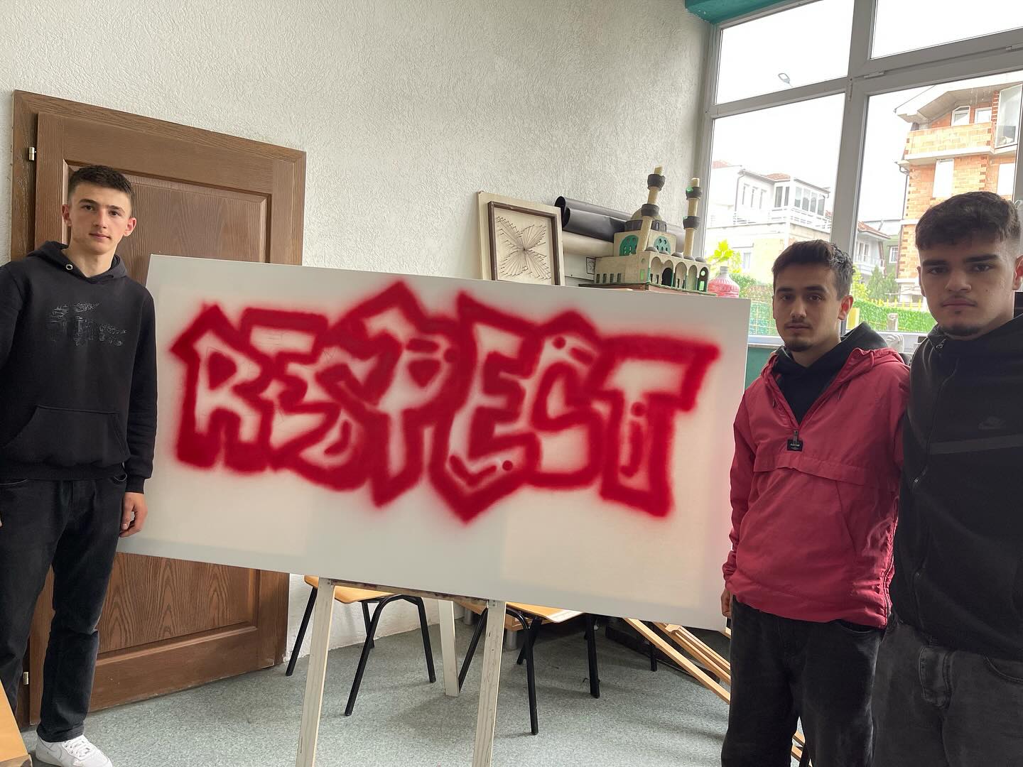[Фото] Тетовски средношколци преку графити порачаа „Стоп за булингот“