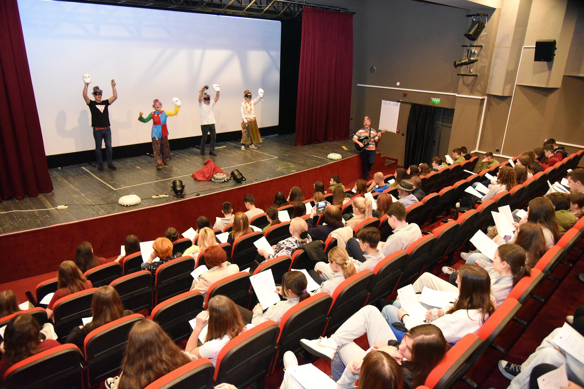 „Хепи Хипо Шоу“ – театар и дискусии за надминување на насилството во училиштата