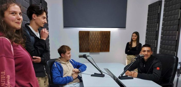 [Фото] Средношколци од ГУЦ го посетија Радио МОФ