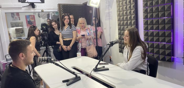 [Видео] Млади од новинарските клубови на Радио МОФ во посета на медиуми