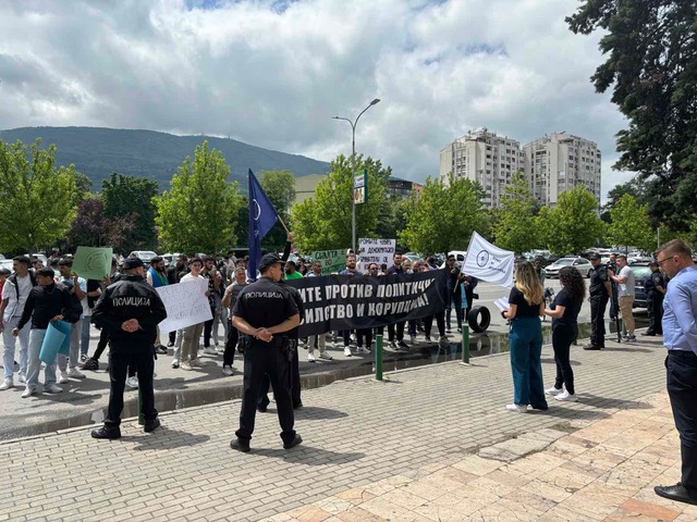 [Фото] Марш против корупција и насилство врз Ромската заедница