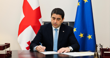 Во Грузија потпишан нов закон кој воведува забрани за ЛГБТ заедницата