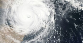 Милиони луѓе останаа без струја и 16 се мртви откако ураганот Милтон ја погоди Флорида