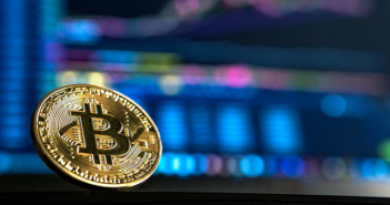 Биткоинот достигна рекордна вредност од 75.000 долари по претседателските избори во САД