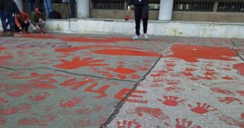 Плочникот пред Собранието на Нови Сад обоен во црвено, граѓаните на членовите на СНС им извикуваа „усташи“