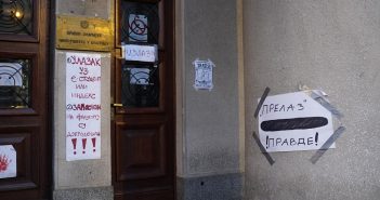 Инциденти на Правниот факултет во Белград: Нападнати студенти во блокада