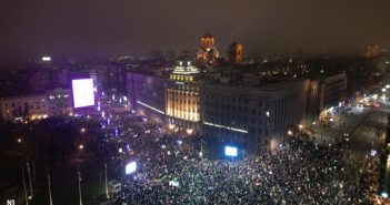 Помеѓу 53.000 и 55.000 луѓе вчеравечер протестираа пред Радио-телевизија Србија, според Архивот на јавни собири