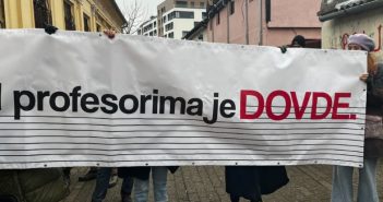 „4.000 наставници, 4.000 чекори“ – протестна прошетка на професорите во Нови Сад