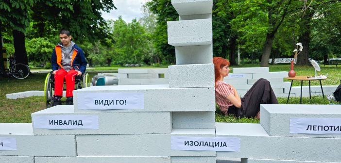 [Фото] Момче во количка и девојка без попреченост „урнаа ѕидови“ во скопскиот Градски парк