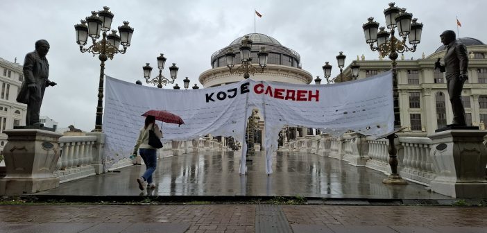 [Видео + фото] Герила акција на Кој е следен: Два месеци од најголемата трагедија, потсетуваме дека зад бројките стојат човечки животи