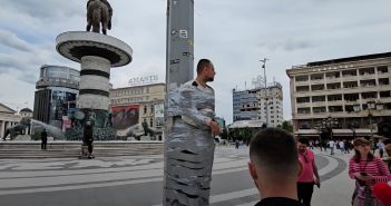 „Толку ли брзо нѐ заборавивте?“: Герила акција за трагедијата во Кочани на плоштад „Македонија“