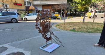 „Отровни стрели“ – Уметничка акција во центарот на Скопје за говорот на омраза