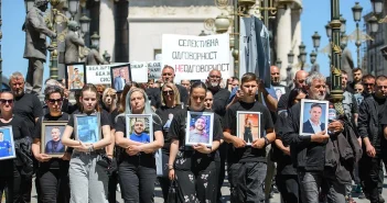 Родителите на загинатите во „Пулс“ порачаа: Не ги убивајте уште еднаш нашите деца
