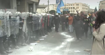 Нови протести во Србија, запалени просториите на владеачката партија, полицијата фрли солзавец
