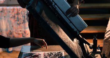 „Чергари, патници“ – патување низ симболи и културната меморија на „Партизанска штампа“