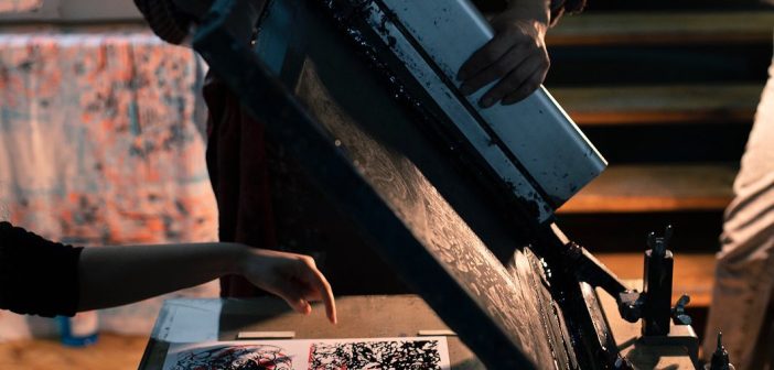 „Чергари, патници“ – патување низ симболи и културната меморија на „Партизанска штампа“