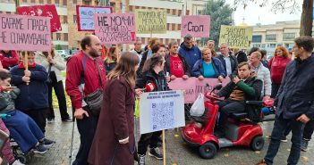 Родители на протест против дискриминација и насилство врз лицата со попреченост: „Никола Стојановски од колега во Град Скопје беше влечен и бутнат од канцеларија“
